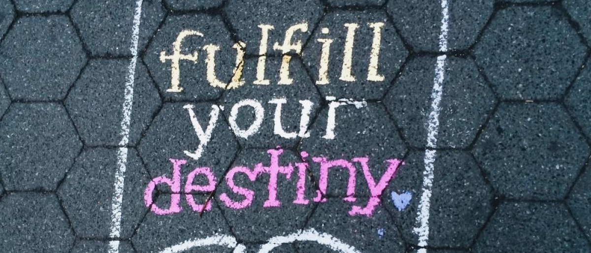 Was ist wichtig im Leben? Die Antwort steht in diesem Bild auf dem Boden geschrieben: Fulfill your destiny!