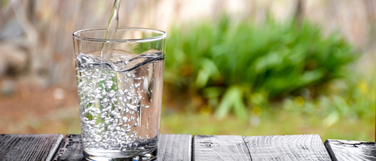 Lebendig wirkendes Wasser fließt in ein Glas