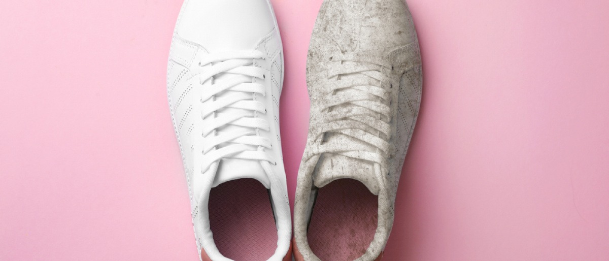 Ein sauberer weißer Sneaker und ein schmutziger Sneaker