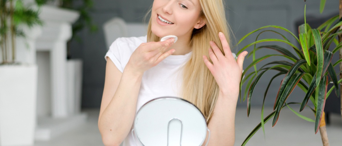 Frau reinigt ihr Gesicht