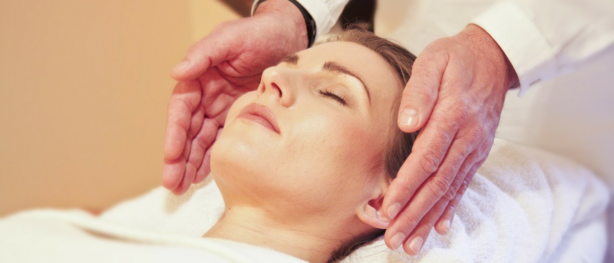 Eine Frau genießt eine Wellness-Behandlung