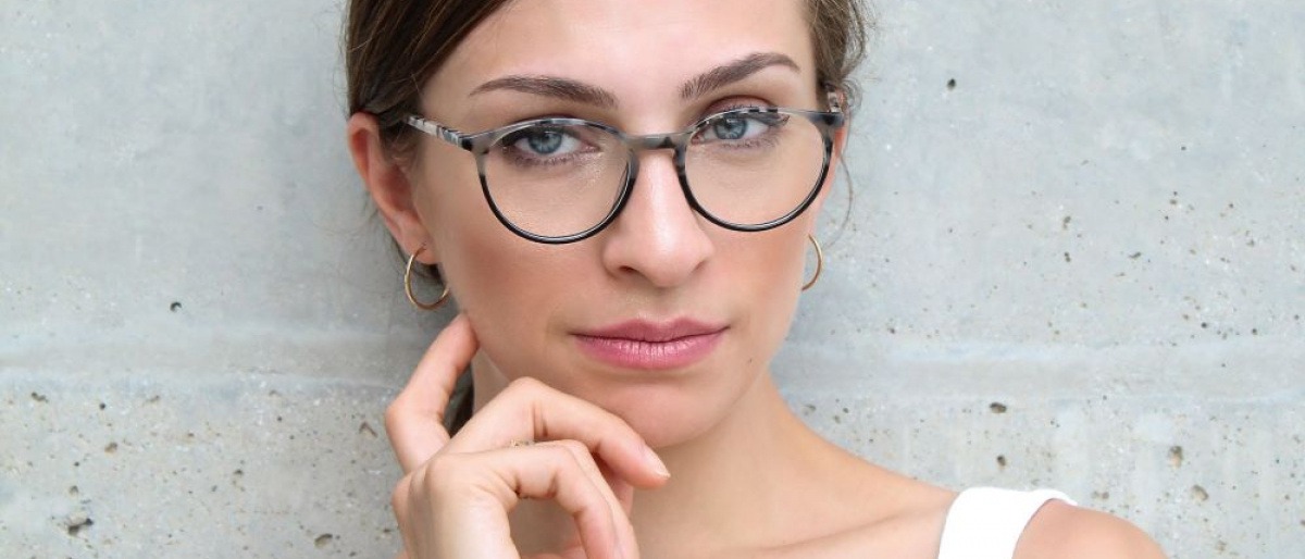 Selbstbewusste Frau mit runder Brille