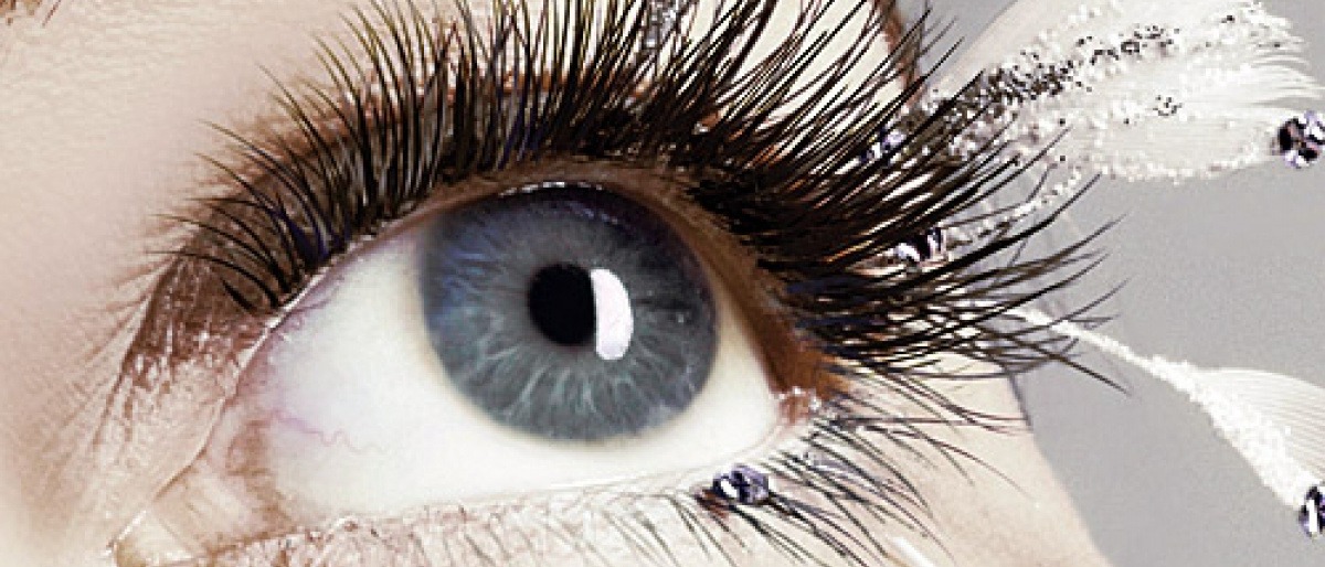 Wimpernverlängerung mit dekorativen Federn