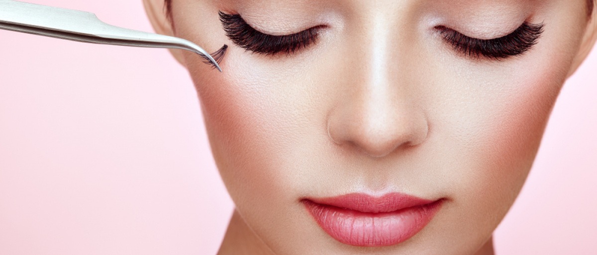 Anbringen von Wimpernverlängerung