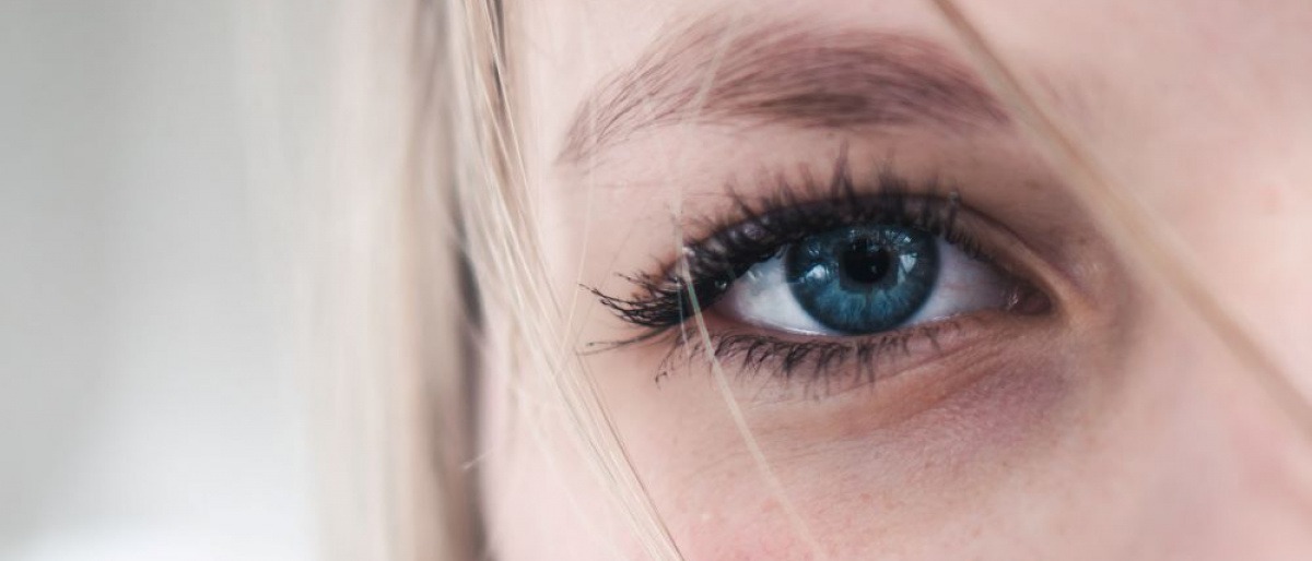 Auge mit schönen Wimpern