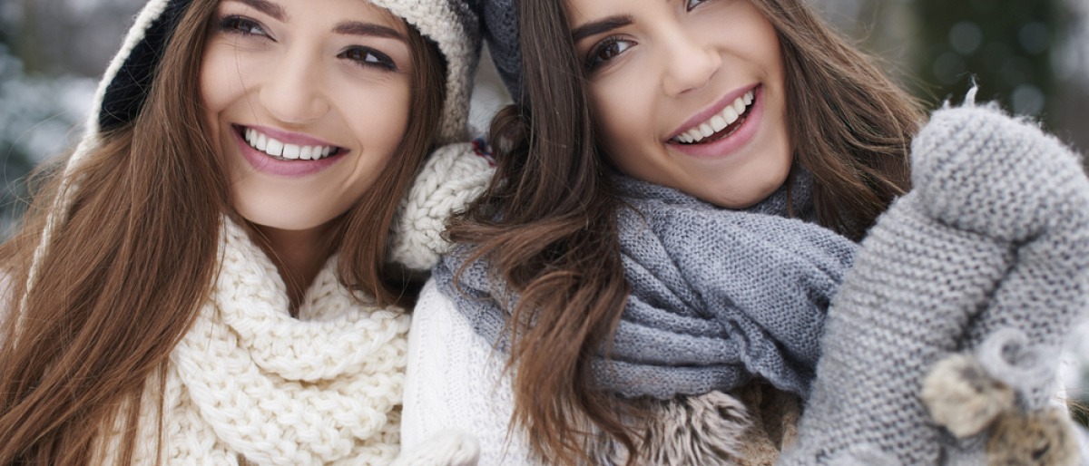 Zwei Frauen mit Schals im Winter 