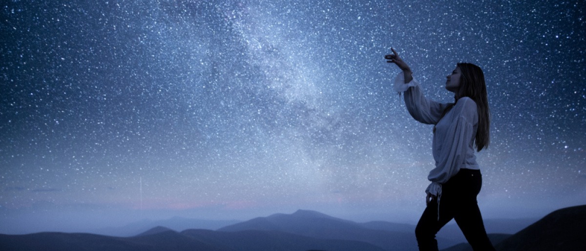 Frau unter Sternenhimmel