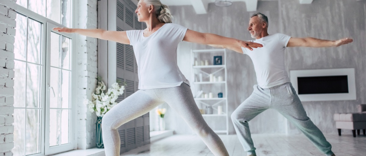 Zwei Senioren machen Yoga