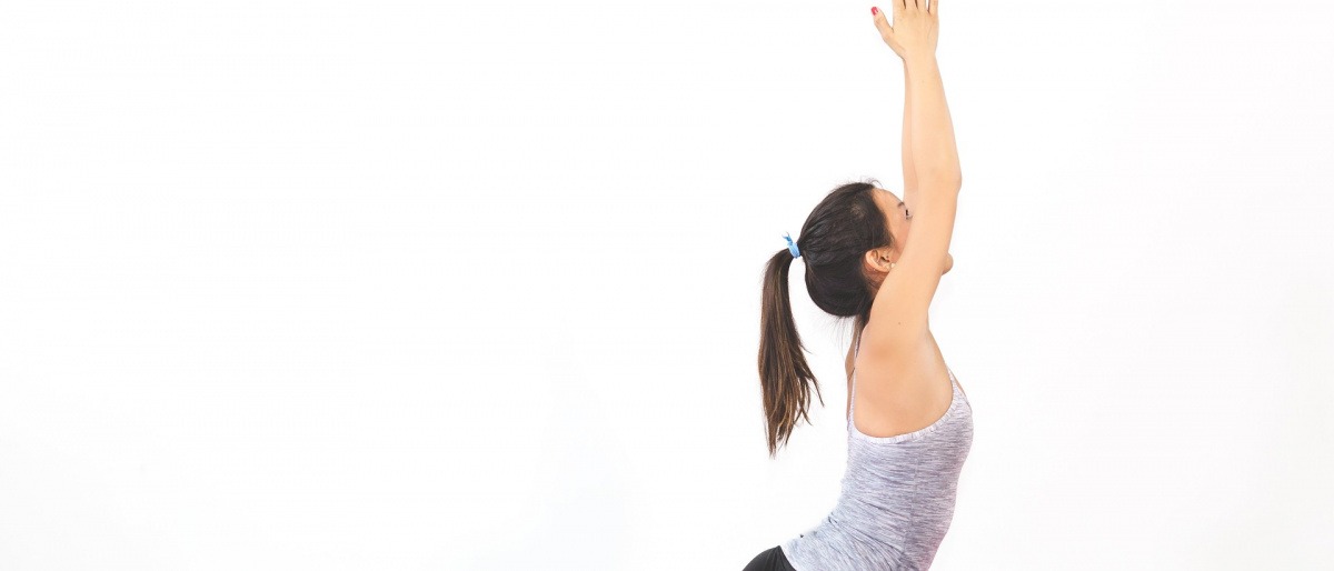 Eine Frau macht Yoga zur Entspannung