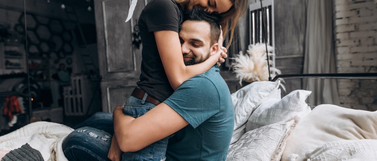 Ein Paar aus Mann und Frau liegen im Bett