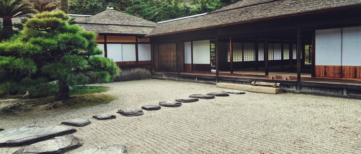 Ein Garten ist nach Zen eingerichtet