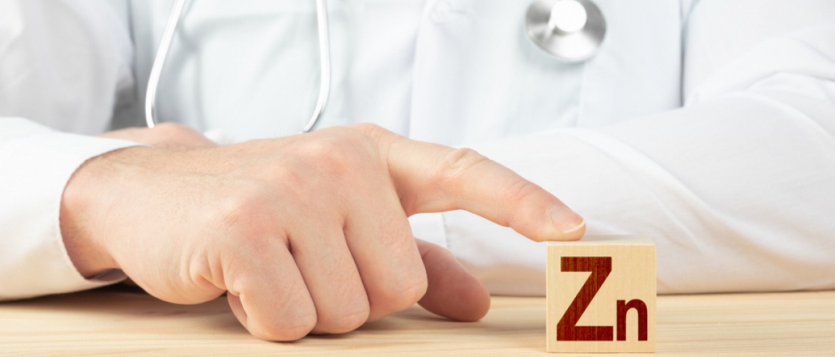 Arzt hält Baustein mit Zn für Zink