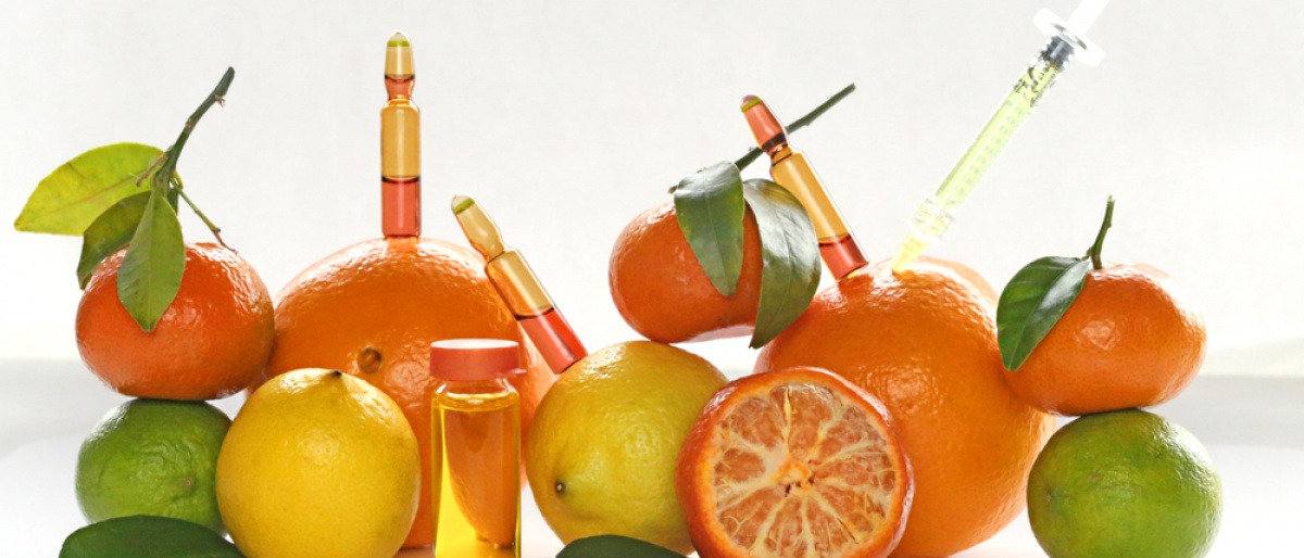 Zitrusfrüchte mit Vitamin C, Spritzen und Ampullen 