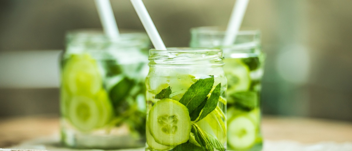 Kühlende Gurken sind im Wasser in Gläsern zum Trinken