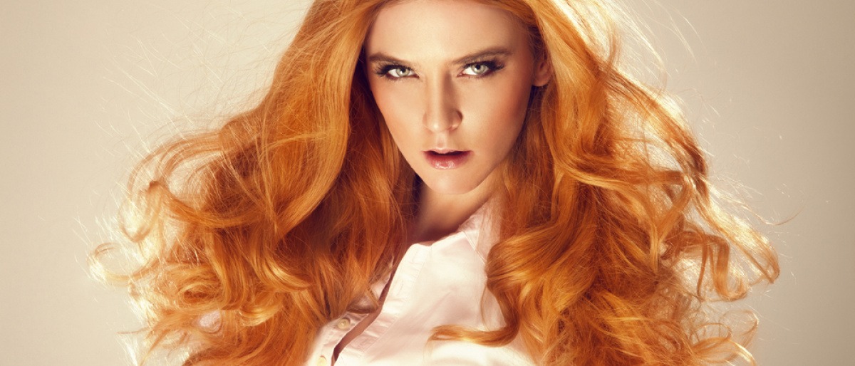 Eine Frau hat orangerote Haare