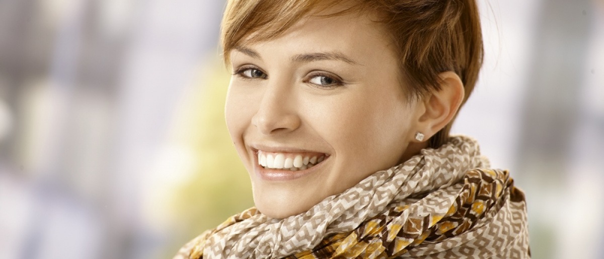 Eine Frau mit Pixie-Cut