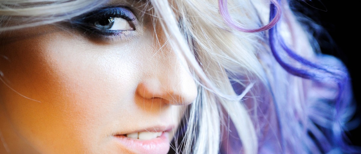 Eine Frau hat rosa Haare mit blauen und lila Strähnen