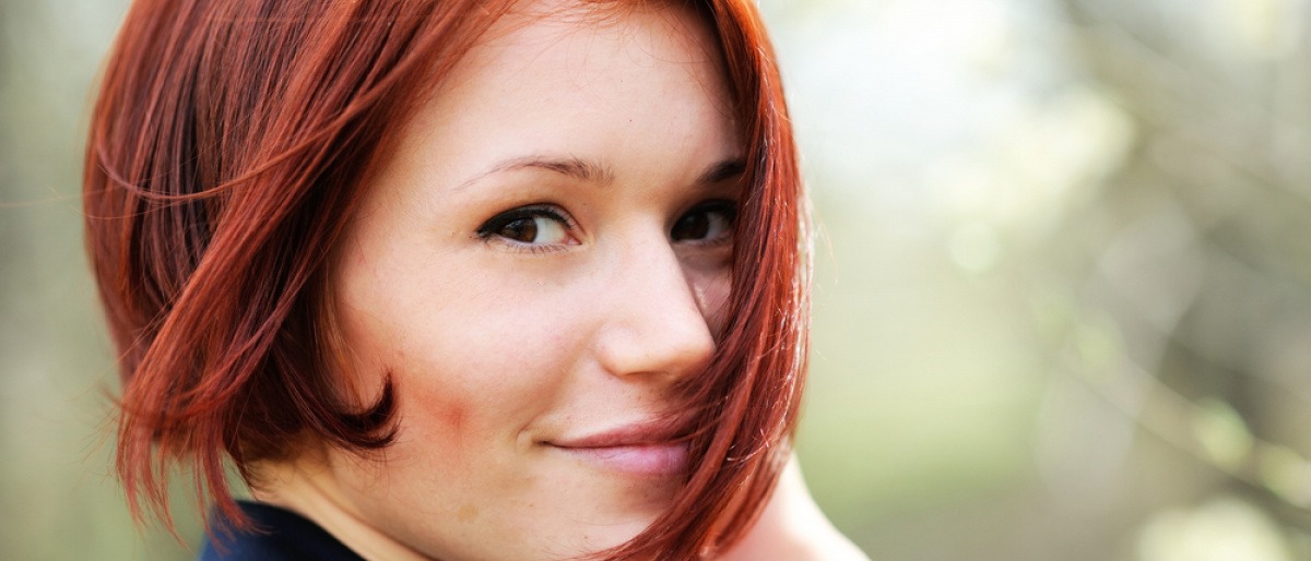 Eine Frau mit roten Haaren
