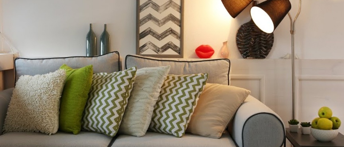 Ein Wohnzimmer mit graphischen Details an der Wand