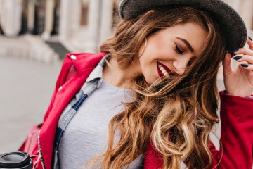 Frau mit dem Haarfarben Trend Tiramisu Hair