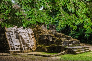 Verlassener und zugewachsener Maya-Tempel