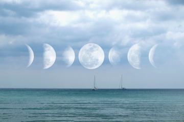 Mond in verschiedenen Mondphasen über dem Meer