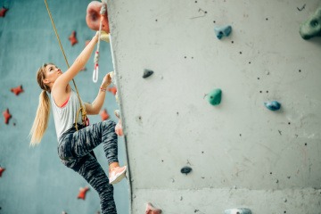 Mann beim Bouldern draußen.