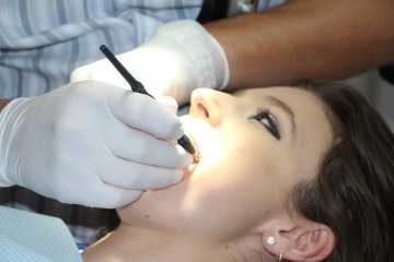 Frau bei der professionellen Zahnreinigung