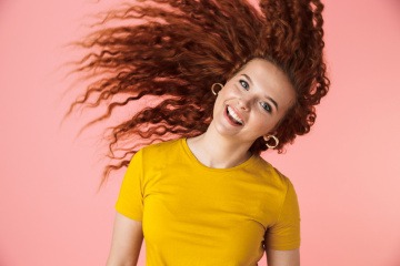 Frau mit roten Locken im Sommer