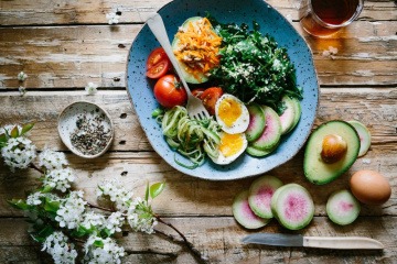 Eier und Gemüse als Gericht für eine Low Carb Ernährung