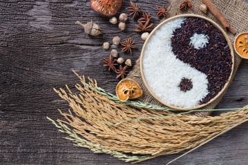 Yin-Yang-Zeichen aus verschiedenfarbigem Reis