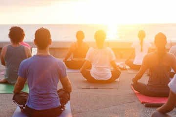 Eine Gruppe Menschen macht meditative Entspannungsübungen