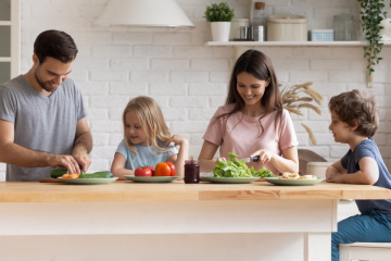 Familie bereitet gemeinsam das Essen vor