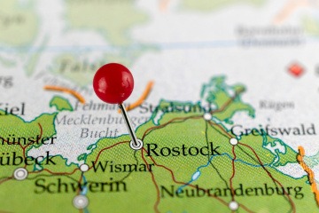 Auf einer Karte ist Rostock als Reiseziel mit einer Pinnadel markiert