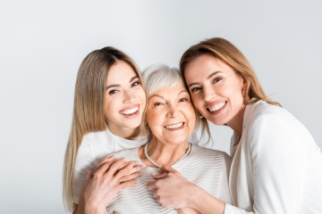 drei Frauen unterschiedlichen Alters als Symbol für Anti-Aging