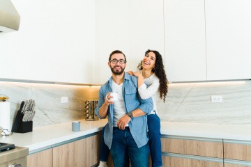Mann und Frau in einer farblich abgestimmten Küche