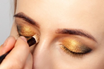 Golderner Lidschatten beim Golden Hour Make up Look