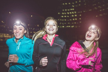 Frauenrunde beim Jogging im Dunkeln