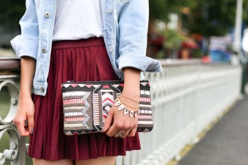 Roter Plisseerock kombiniert mit Shirt und Jeansjacke