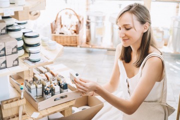 Frau nimmt festes Kosmetikprodukt ohne Verpackung von einem Tablett