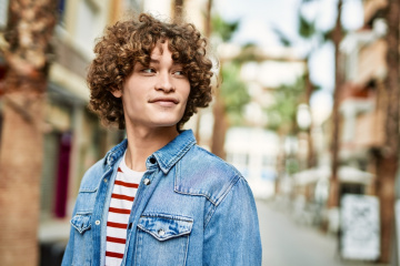 Mann mit langen Locken als Männerfrisuren-Trend 2024