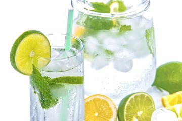 Gläser mit Wasser und Limetten als gesundes Getränk