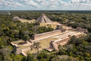 Luftbild der antiken Maya-Stadt Chichen Itza