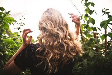 Frau mit langen Haaren und unbekanntem Haartyp