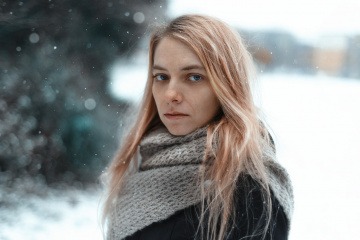 Frau mit schöner Haut im Winter