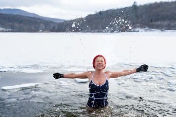 Frau beim Eisbaden mit gutem Immunsystem
