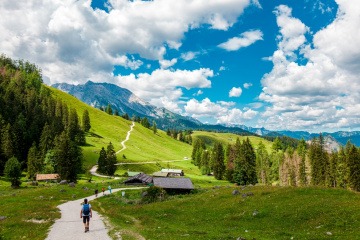 Mann beim Pilgern in Deutschland alleine in einer bergigen Landschaft