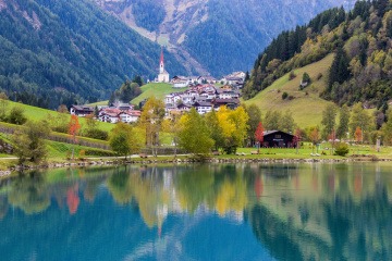 Reiseziel Südtirol mit See und Bergen für Entspannung