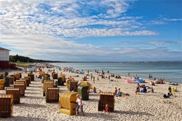 Strand mit Strandkörben, der nicht für den Urlaub für Naturisten geeignet ist