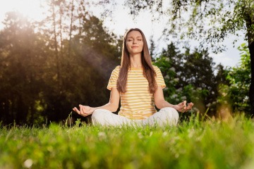 Eine Frau macht Yoga in Deutschland